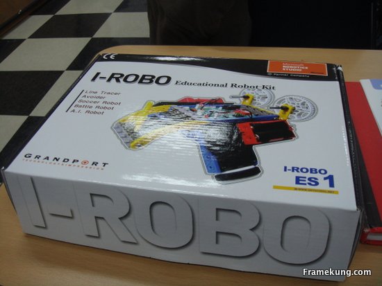 i-ROBO กล่องแบบนี้ล่ะครับ ที่บรรจุชิ้นส่วนหุ่นยนต์ไว้