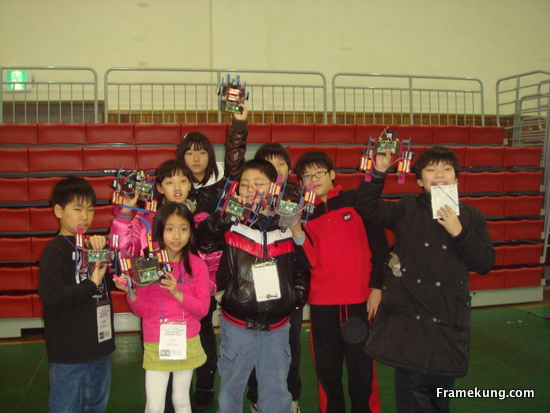 ทีมเด็กน้อย จากเกาหลีครับ แต่ละคนประมาณ ป.5-6 เท่านั้นเอง
