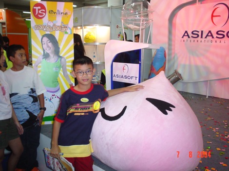 ผมตอนเป็นเด็กกับ Poring ยักษ์ ในงาน ICT Expo