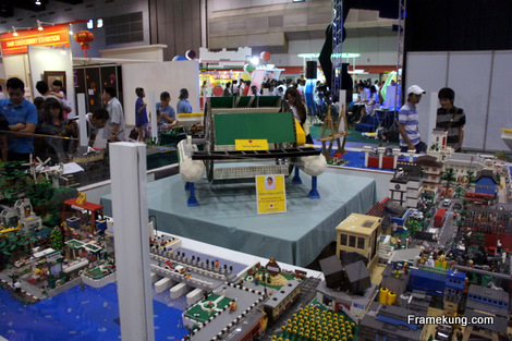 ผลงาน Lego จากชมรมเลโก้แห่งประเทศไทย ที่ Michale ยืนนิ่งอยู่ที่นี่นานพอสมควรเลยล่ะครับ