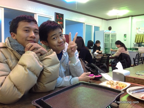 มากินกับเพื่อนชาวอินโด(ซ้าย) กัมพูชา (ขวา)