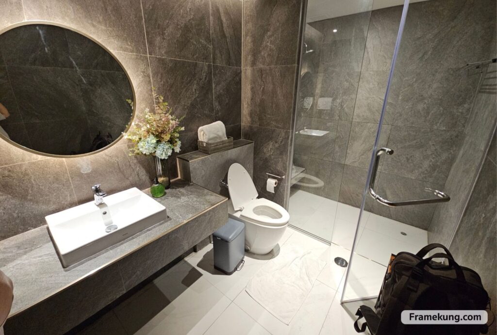 ห้องอาบน้ำ Shower Room ที่ให้บริการในเลาจน์ Miracle